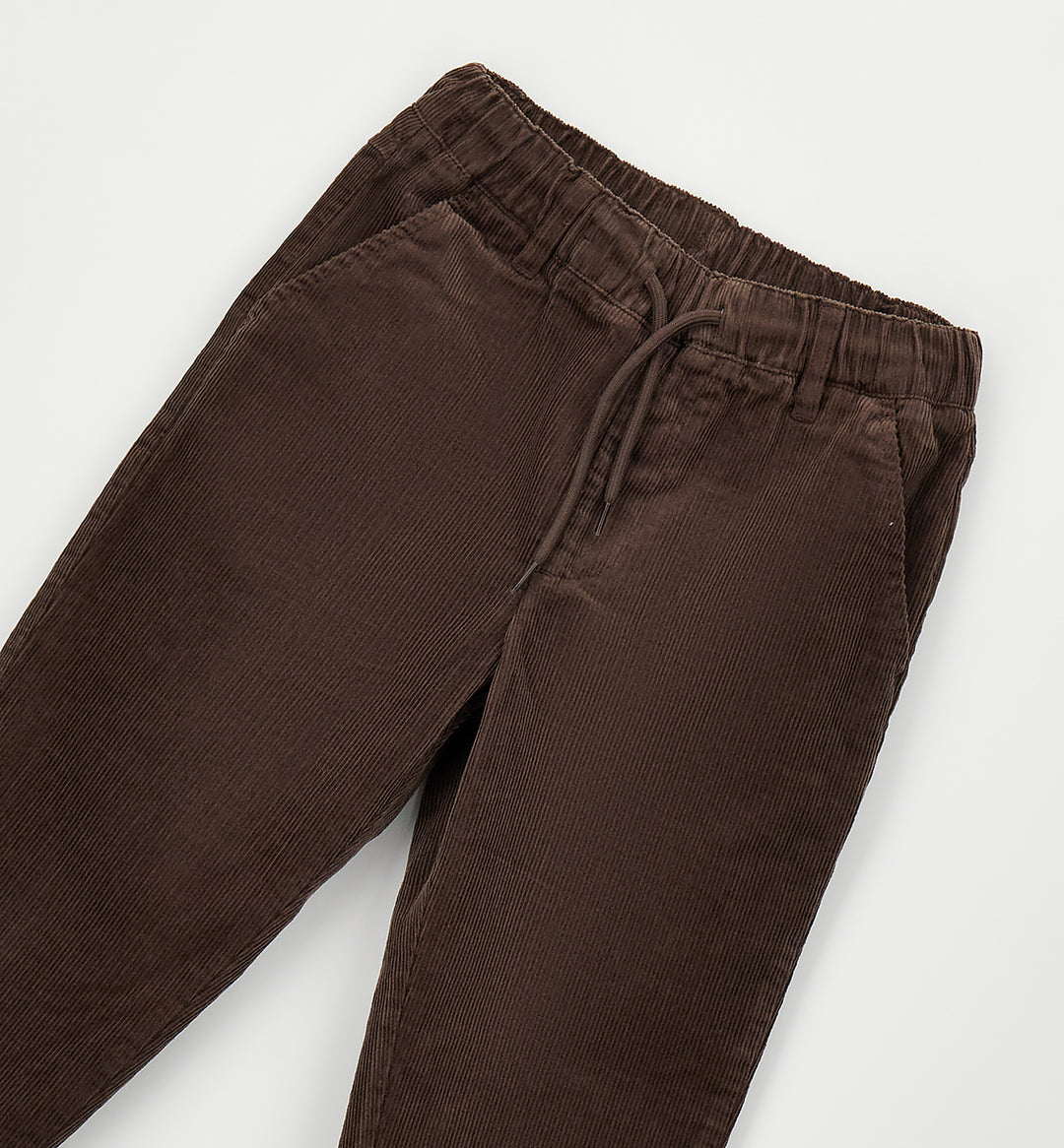 Cordfløyelsbukse med moderne carrot fit-passform